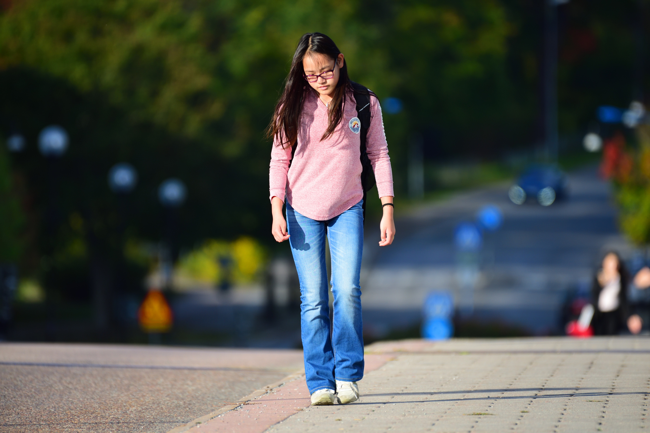 Adolescente marchant seule vers l'école